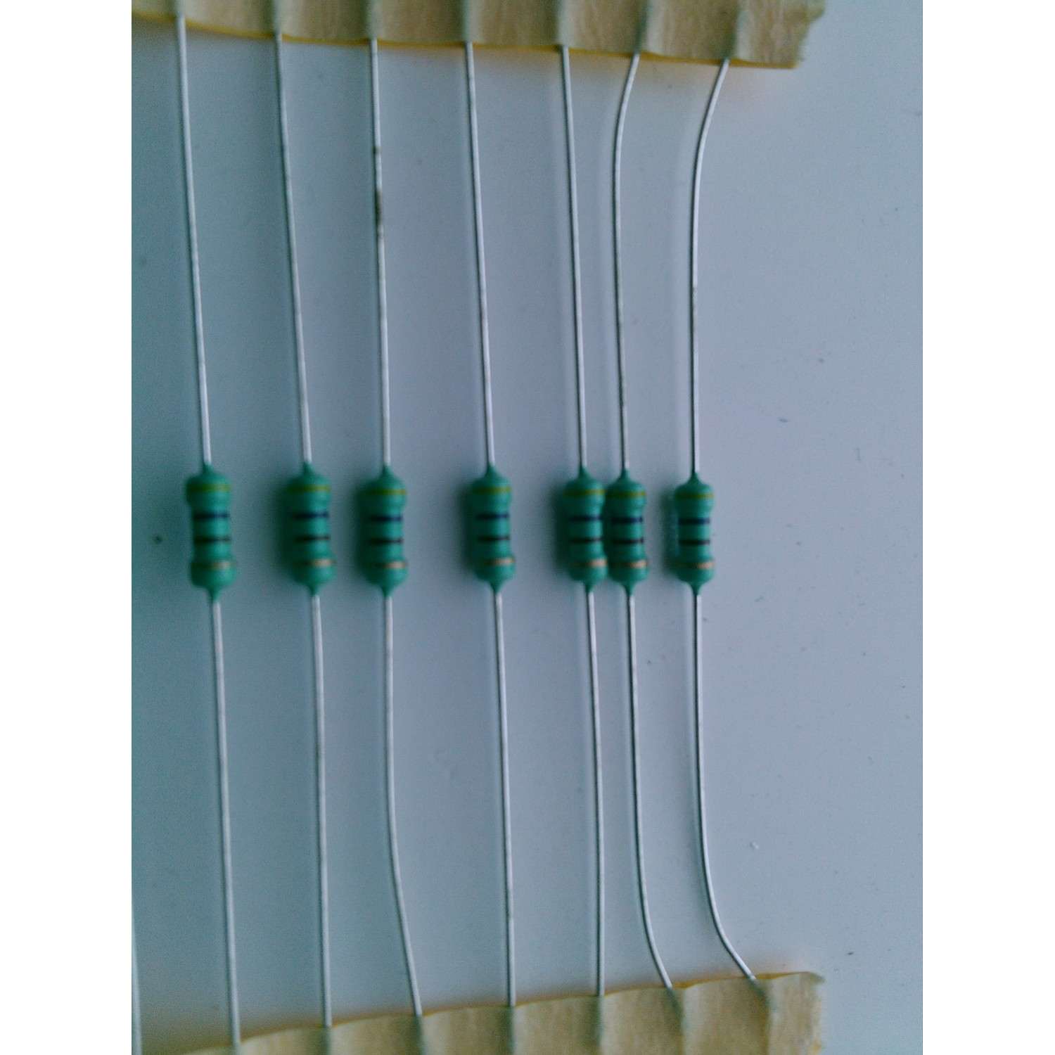 LOTE DE 100 PIEZAS DE RESISTORES / 470 Ω ½ W