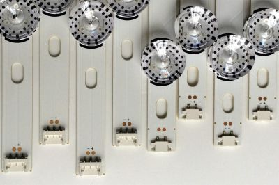 KIT DE LED´S PARA TV (8 PIEZAS) / LG 6916L-0884A / 6916L-0885A / DRT4.0 REV0 7 A-TYPE SVL400 / DRT4.0 REV0 7 B-TYPE SVL400 / 0884A / 0885A / 002S5B / 003S5B / MODELO 48LA5300-UA - Imagen 6