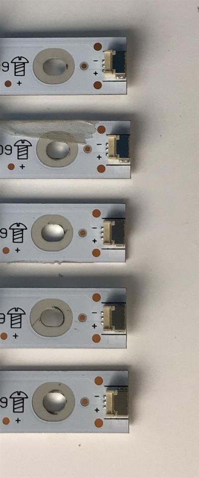 KIT DE LED'S PARA TV INSIGNIA (5 PIEZAS) / NUMERO DE PARTE LB-DM3030-GJBBY555X9BB19-2-J / 210BZ09D0B33LBM0BX / 28T0T33FBW7N / 55B19-1 / PANEL TPT550U2-D132.L REV:S21C / TPT550U2-D132.L REV:S21B / MODELO NS-55DF710NA21 - Imagen 2