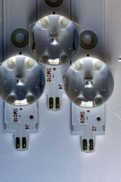 KIT DE LEDS ORIGINAL PARA TV ONN 3 PIEZAS / NUMERO DE PARTE LED50D09A-ZC62AG-02 / 30350009207 / LED50D09A-ZC62AG-02A / 30350009207A / LED50D09A-ZC62AG-02D / 30350009207D / PANEL V500DJ7-QE1 / MODELOS 100012585 / 100097811 / E4AA50R / RTRU5027-B-US - Imagen 2