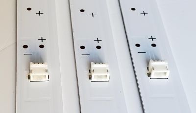 KIT DE LEDS PARA TV WESTINGHOUSE ORIGINAL 3 PIEZAS / NUMERO DE PARTE JL.D43071330-032ES-M_V02 / 1110-4000411 / E493538 / 230101023610 / 21AF530 / PANEL HK430WLEDM-JH6PH / DISPLAY PT430CT03-14 VER.2.0 / MODELO WR43FX2212 / WR43FX2210 / 43PUL6643/F7 - Imagen 4