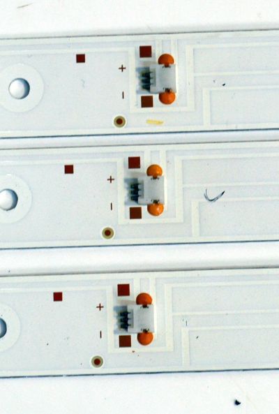 KIT DE LEDS ORIGINAL PARA TV ONN 3 PIEZAS / NUMERO DE PARTE 6501L771000010 / 12-40C3X9-771.3X17-3528-170810 / 23010403900020 / 8149010040005 / YF-A12M004HJED-0001 / PANEL K550WDGF / DISPLAY LC550EQC (SM)(A4) / MODELO 100012586 55" - Imagen 4