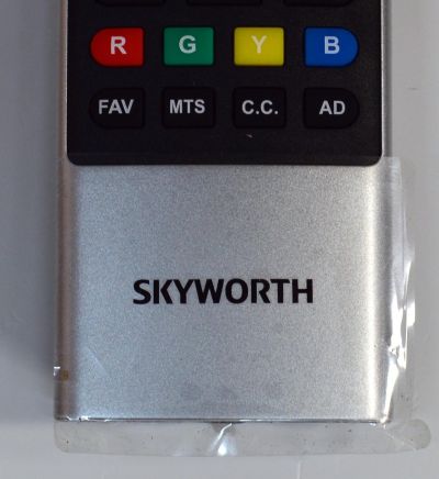 CONTROL REMOTO ORIGINAL NUEVO PARA TV SKYWORTH / CON COMANDO DE VOZ / NUMERO DE PARTE HS-7720 / 23165-HS7720 / 2ANM3HS7720 / N030107-001119-001 / HOF21H170GPD11 / HOF-46J 1.2 / MODELO 75UD6200 / 65UC6200 / 55UC6200 / 50UC6200 - Imagen 5