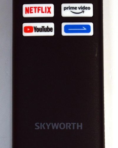 CONTROL REMOTO ORIGINAL NUEVO PARA TV SKYWORTH / CON COMANDO DE VOZ / NUMERO DE PARTE N030107 / N030107-002199-001 / HS-8AA / 2ANM3HS8AA / HS-8A22J-07 / Z01010-M201035 / 23165-HS8AA / MODELO 75UD6300 - Imagen 2