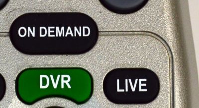 CONTROL REMOTO ORIGINAL OPTIMUM PARA LOS SERVICIOS DE CABLE DE OPTIMUM / CABLEVISION / TV / CBL / NUMERO DE PARTE URC-2464B00 / URC-2464BC0-R / P13295-04 / URC2464B00 / URC 2464 B00 / URC2664 / CUENTA CON BOTONES PARA FUNCIONES DE DVR / ON DEMAND / LIVE  - Imagen 3