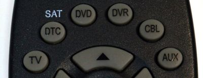 CONTROL REMOTO ORIGINAL NUEVO PARA OPERAR MULTIPLES DISPOSITIVOS DE ENTRENIMIENTO COMO TV / DVD / DVR / CABLE / SAT / AUX / ES COMPATIBLE CON UNA VARIEDAD DE MARCAS Y MODELOS / NUMERO DE PARTE LM-1079 - Imagen 4