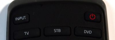 CONTROL REMOTO ORIGINAL VIZIO PERMITE CONTROLAR MULTIPLES DISPOSITIVOS COMO TELEVISORES / REPRODUCTORES DVD/BLU-RAY / DECODIFICADORES CABLE/SATELITE / SISTEMAS DE CINE EN CASA / NUMERO DE PARTE XRU110 / 0980-0306-0990 - Imagen 3